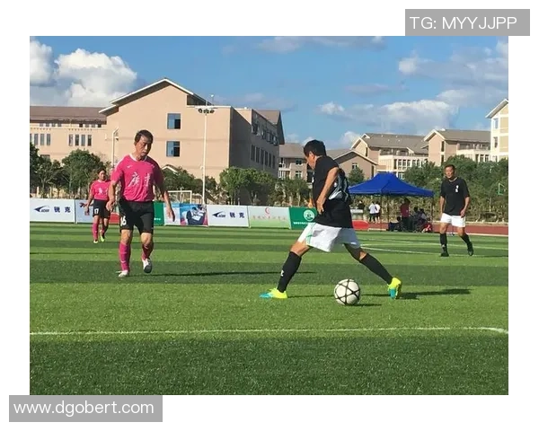 国内足球明星化身街头老人展现慈祥风采引发路人关注与热议