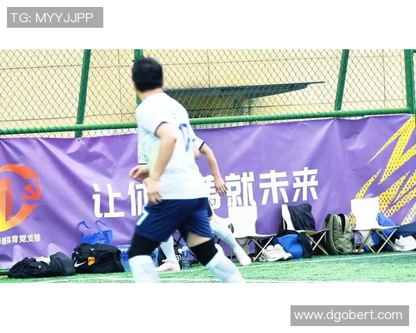 和同事一起欣赏足球明星的精彩瞬间与背后的故事分享